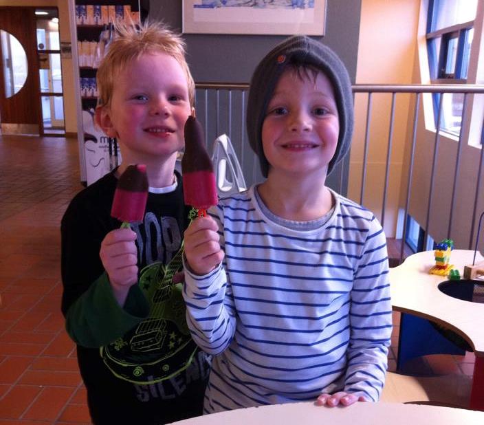 Skemmtun hjá löxum/silungum í Njarðvíkurskóla