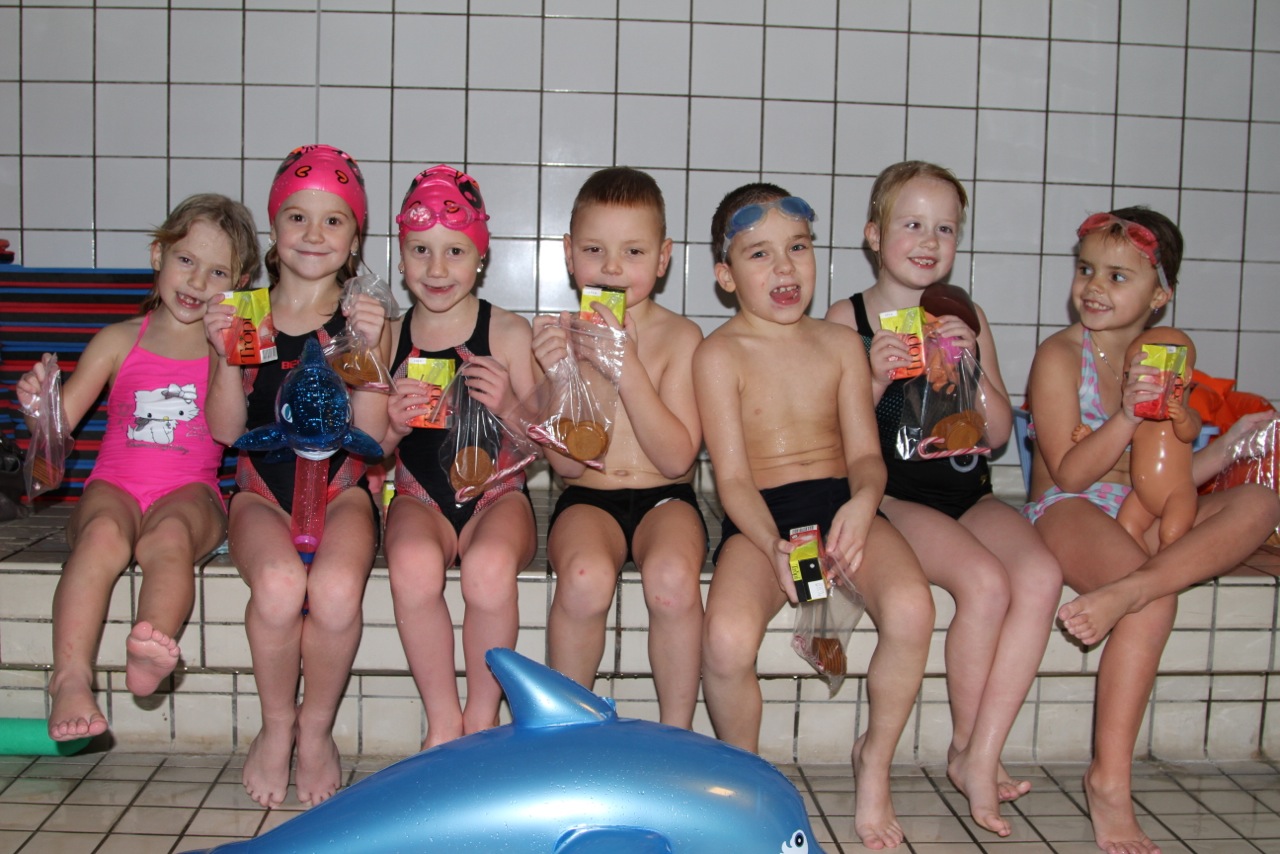 Sprettfiskar og Flugfiskar í Njarðvíkurskóla ærslast í lauginni