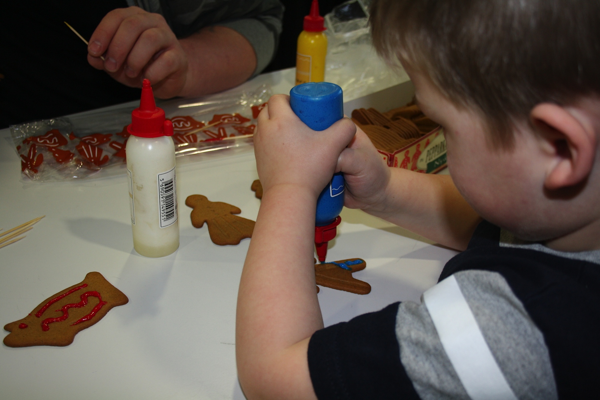 Sundkrakkar mála piparkökur